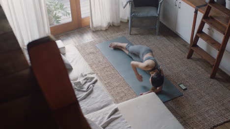 vista superior de una mujer asiática sana haciendo ejercicio en casa practicando plancha lateral en la sala de estar disfrutando del ejercicio físico matutino