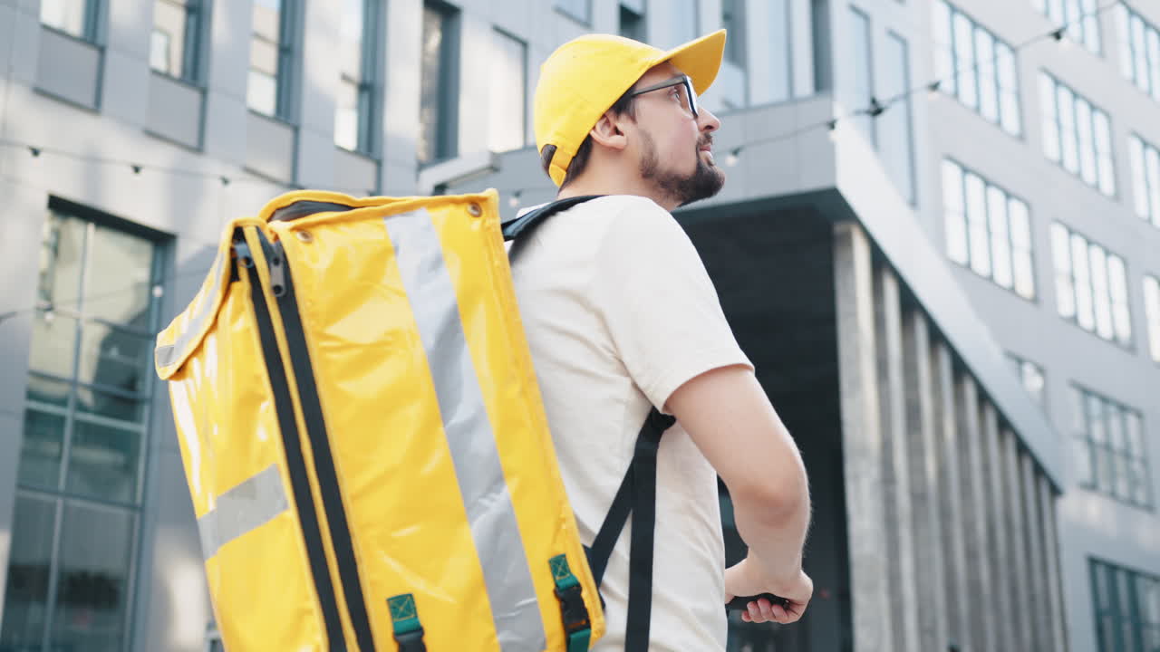 노란 가방을 들고 있는 배달자