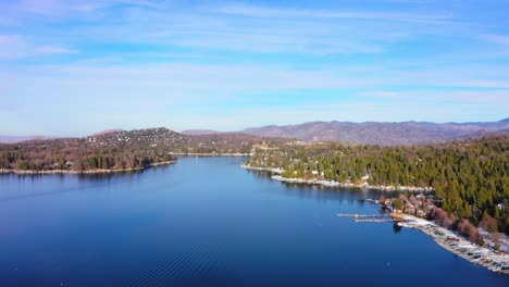 Vista-Aérea-De-La-Punta-De-Flecha-Del-Lago-Con-Drones-En-4k-Panorámica-Hacia-La-Izquierda