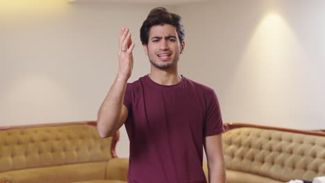 hombre indio frustrado mostrando ira y gritando