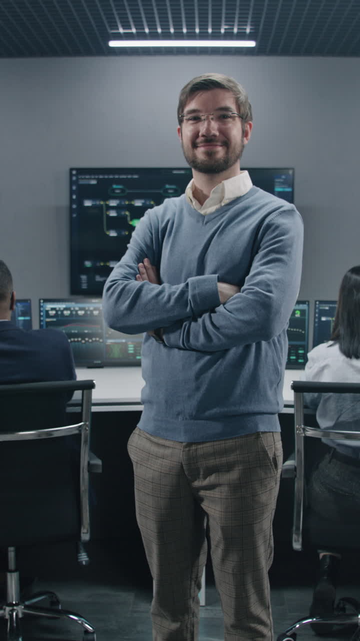 equipo de negocios en una sala de control