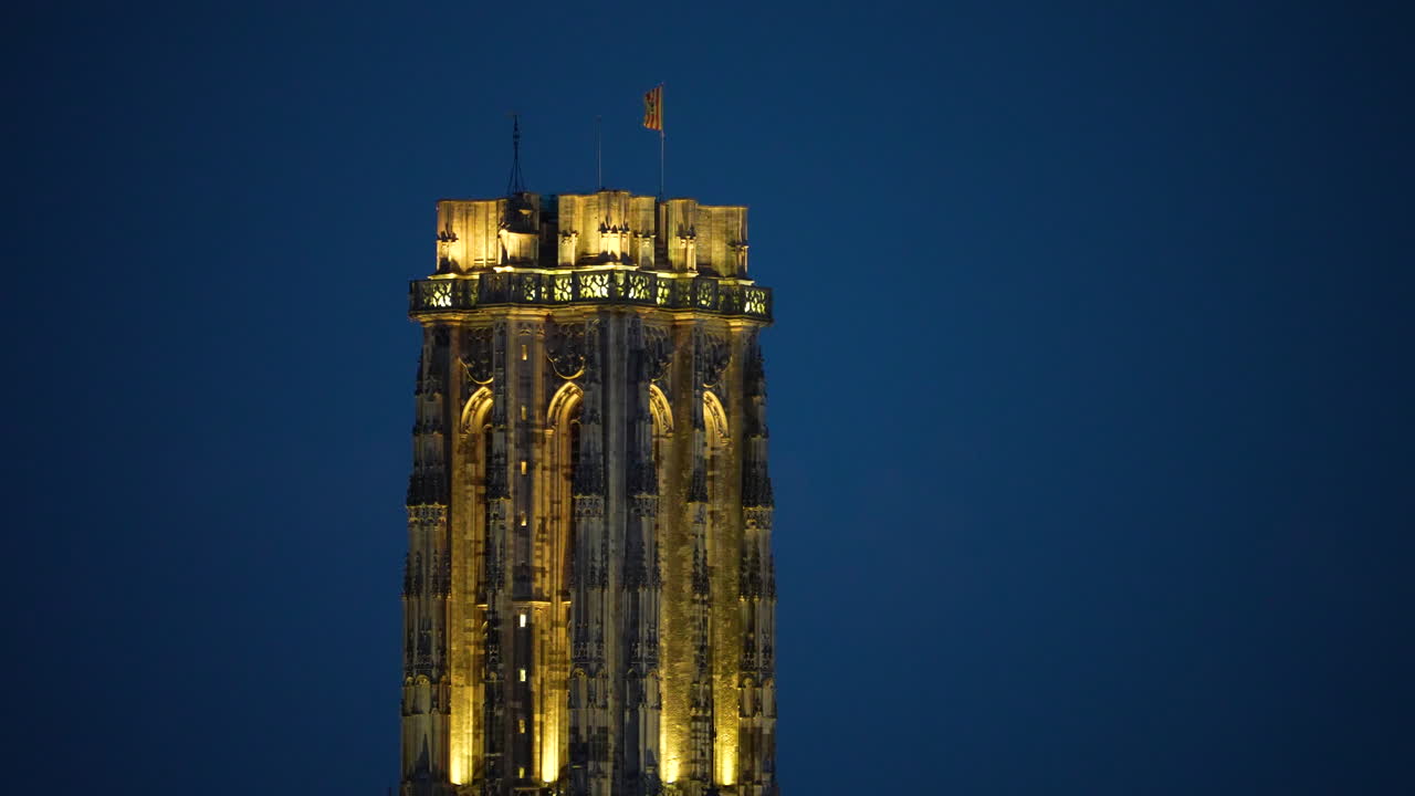 Torre illuminata della cattedrale di San Rombaldo a Mechelen, vista statica