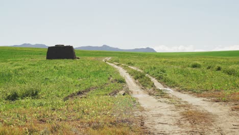 Gesamtansicht-Der-Ländlichen-Landschaft-Mit-Feldern-Und-Bergen