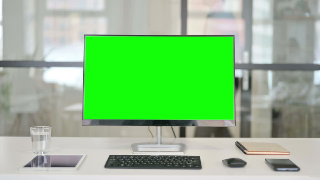escritorio con pantalla de tecla de croma verde, hacer zoom