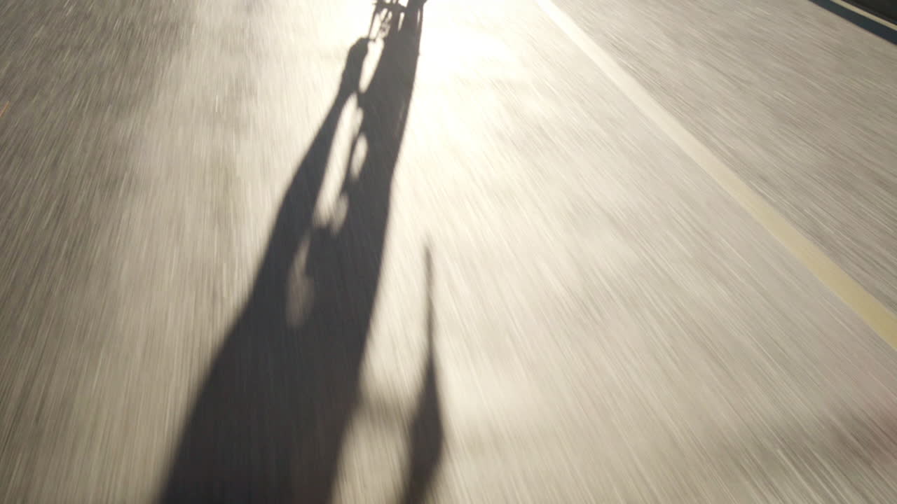 건강한 남자가 도로 자전거를 타고 야외 피트니스 스테디캠 촬영