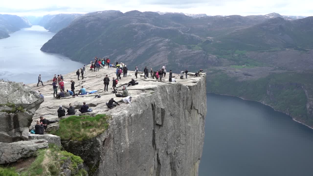 stanvanger에 가까운 바위에 사람들과 preikestolen 보기