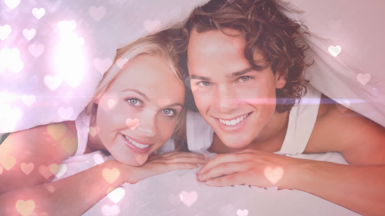 침대에서 행복한 커플, 카메라에 미소 짓고