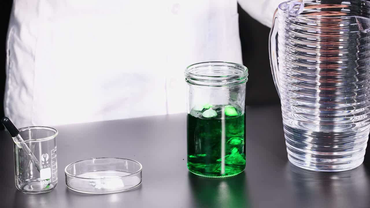 el hielo seco reacciona en líquido verde, produciendo humo.