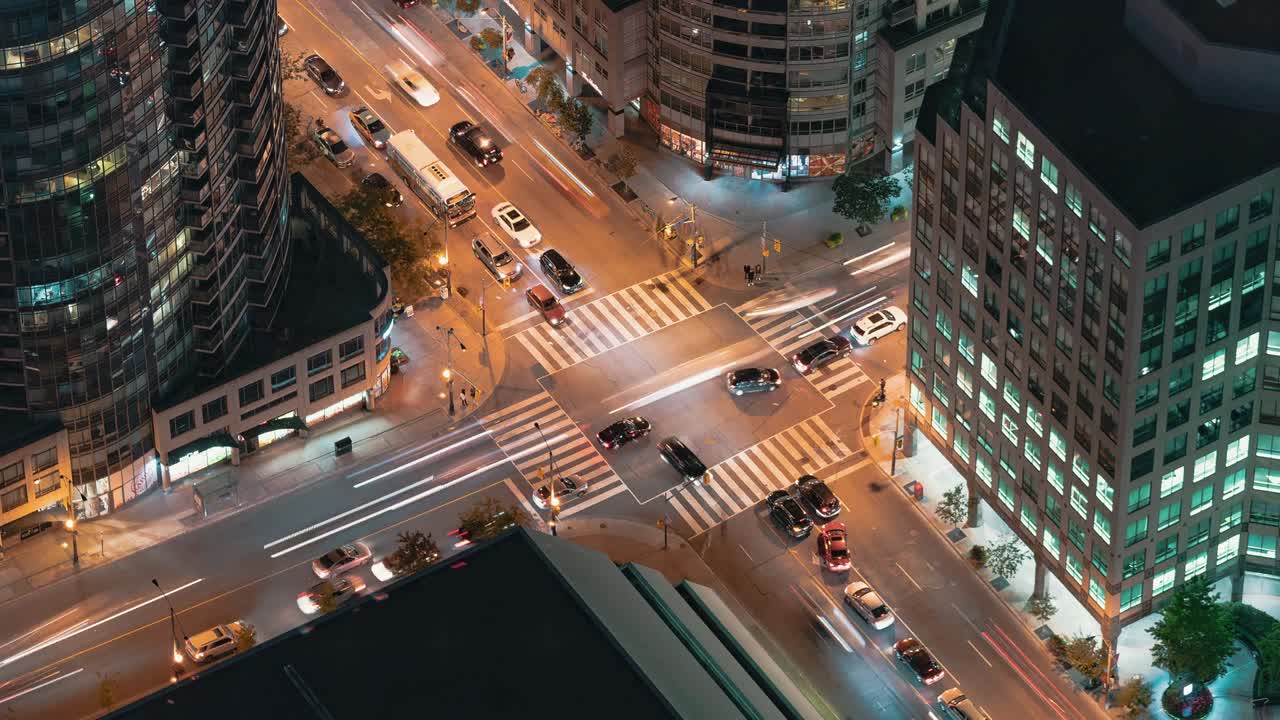 торонто, канада, timelapse - центр города торонто пересечение города ночной трафик