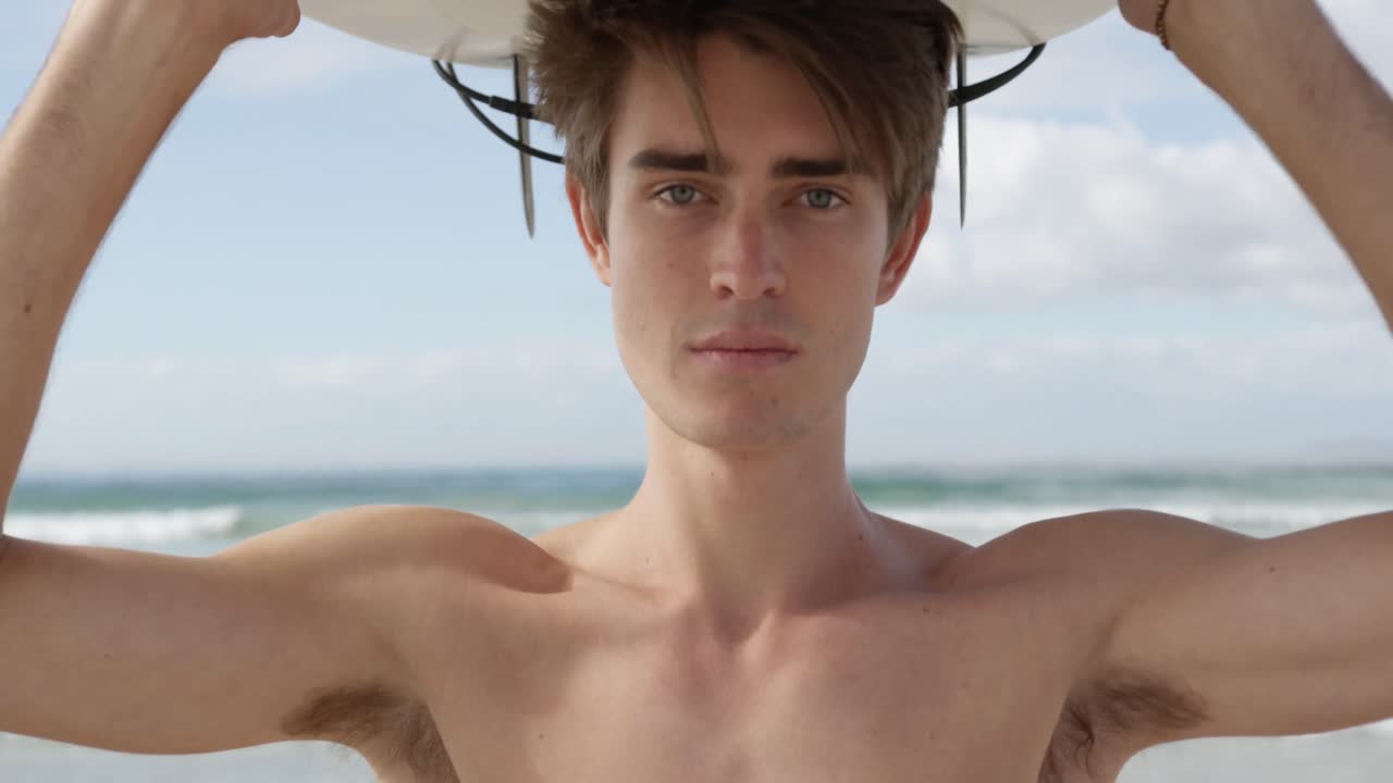 서프보드 를 들고 해변 에 있는 젊은 남자 의 초상화