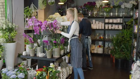 Frau-In-Uniform,-Die-Im-Blumenladen-Arbeitet