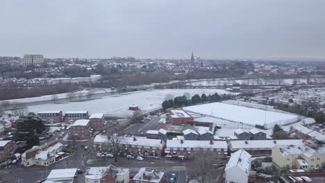 Avance-Disparo-De-Drone-De-Un-Exeter-Nevado-Mirando-Hacia-El-Centro-De-La-Ciudad-Sobre-El-Cultivo-Del-Río-Exe