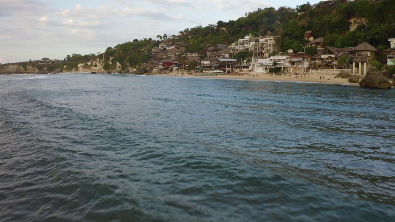 cinemática de drones siguiendo las olas del océano