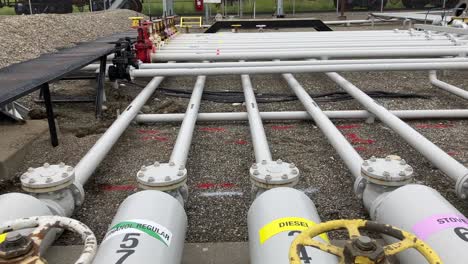 toma panorámica ascendente de las tuberías específicas para que el combustible fluya desde el camión cisterna
