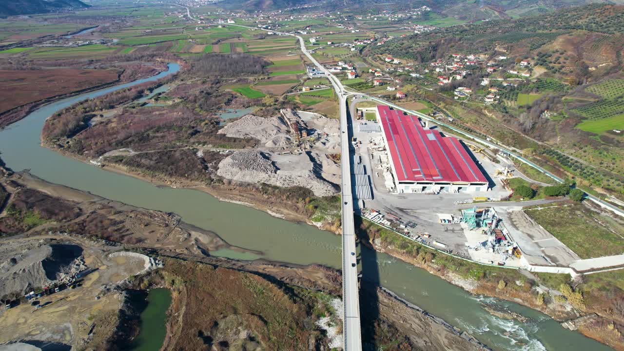 desastre ambiental en el lecho del río dañado por cantera de arena y excavación en las orillas del río en albania