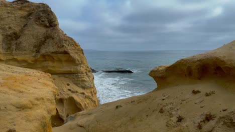 vista del océano pacífico a través de los acantilados de torrey pines en san diego, california