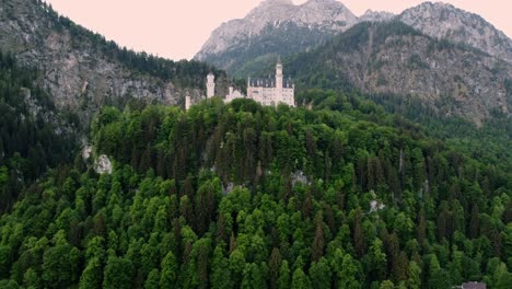 Tiro-Estático---Amanecer-De-La-Mañana-En-El-Castillo-De-Neuschwanstein-Cerca-De-Fussen-En-El-Suroeste-De-Baviera,-Alemania-1