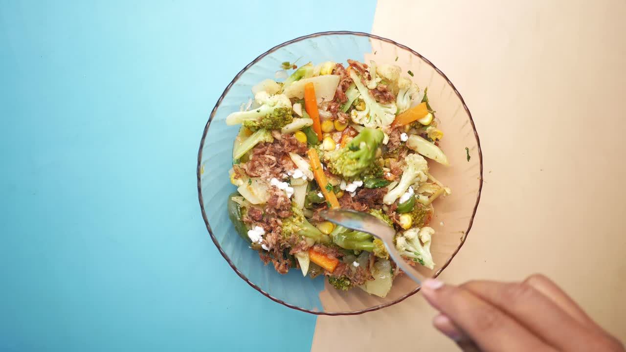 토나와 함께 혼합 된 채소 러드