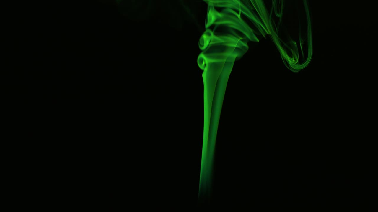 검은 바탕에 초록색 연기가 있습니다.