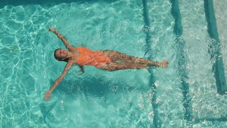 mujer relajándose en una piscina