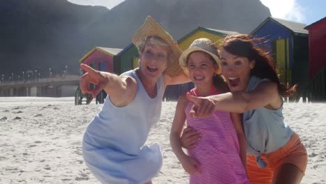 familia de varias generaciones disfrutando en la playa