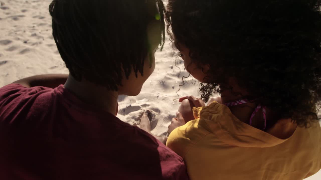 pareja abrazándose en la playa 4k