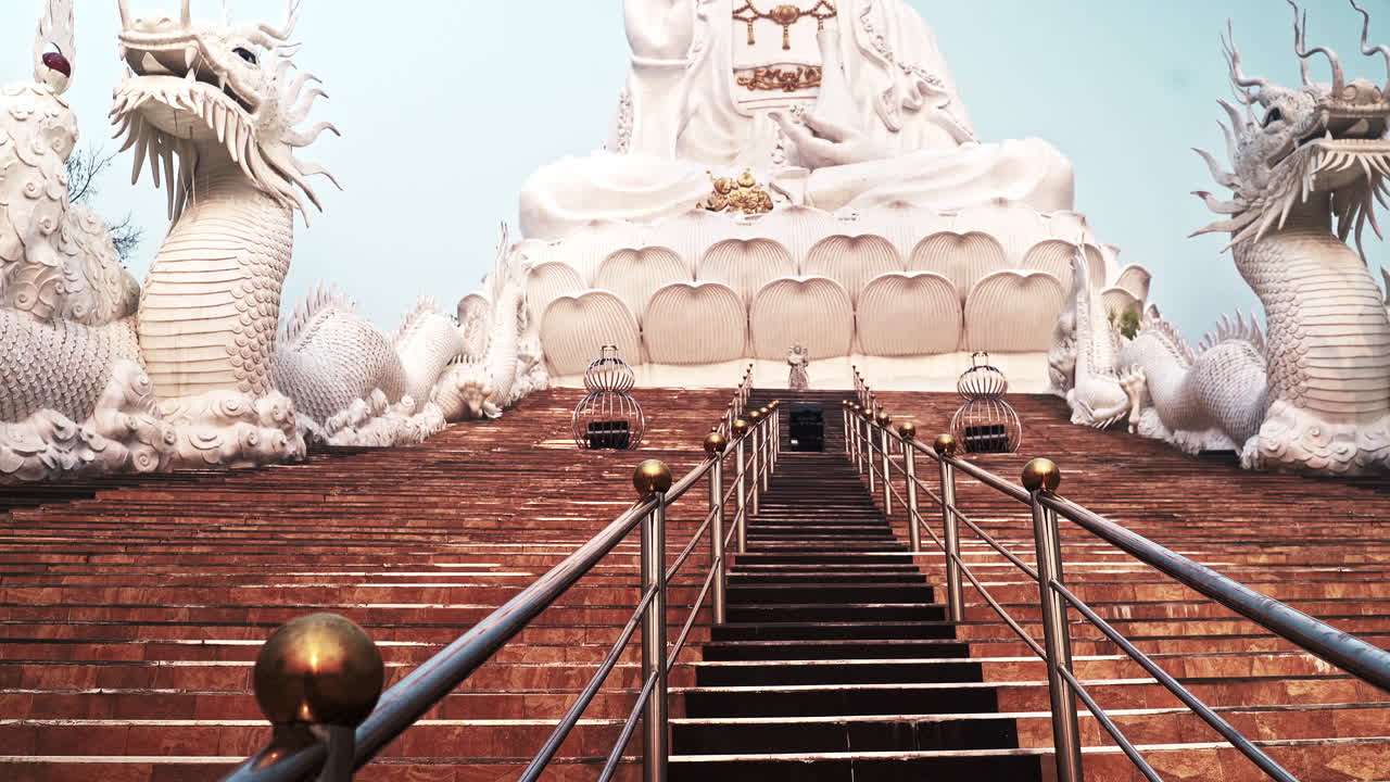 escalera de estatuas de dragones que conduce al templo budista de wat huay pla kang