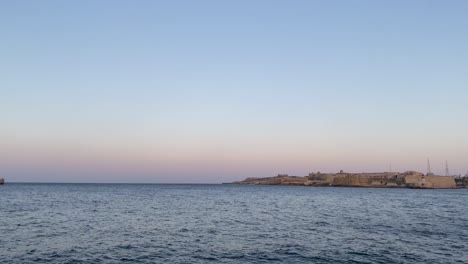 Hermoso-Timelapse-Panorámico-Sobre-El-Rompeolas-De-La-Valeta-Durante-El-Anochecer-En-Malta---Hora-Azul