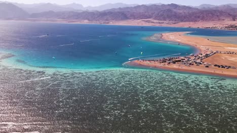 Luftaufnahme-Der-Azurblauen-Lagune-Von-Dahab,-Wo-Sich-Die-Raue-Schönheit-Der-Wüste-Entfaltet-Und-Allen-Besuchern-Ein-Unvergessliches-Abenteuer-Verspricht