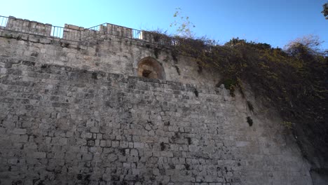 ruinas arqueológicas de la antigua muralla en el