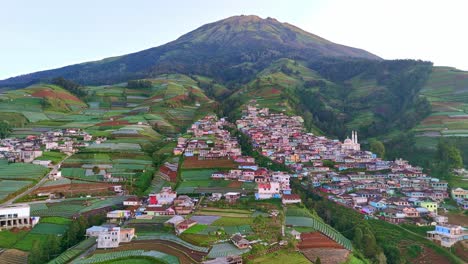 Das-Farbenfrohe-Nepalesische-Dorf-Java-Liegt-An-Den-Hängen-Des-Mount-Sumbing