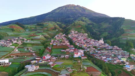 el colorido pueblo nepalí de java se encuentra en las laderas del monte sumbing