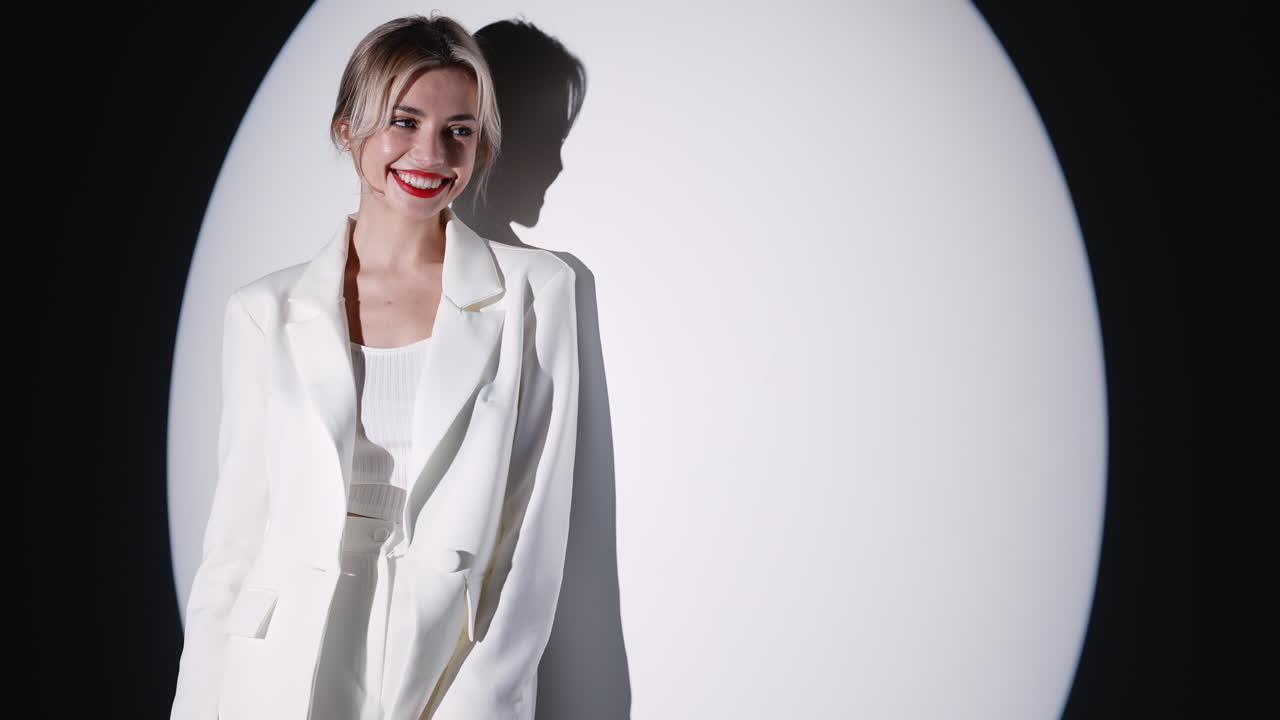 색 블레이저를 입은 세련된 여성