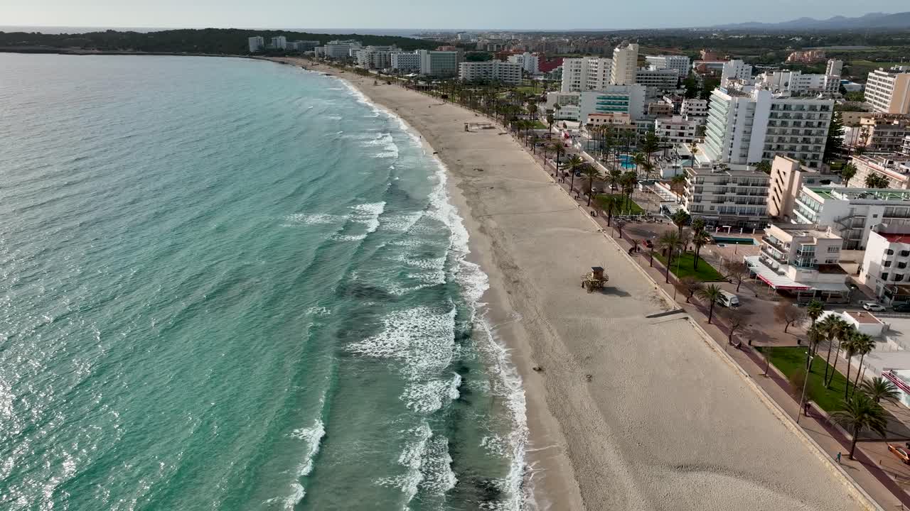volando hacia atrás revelando la ciudad de cala millor en mallorca, españa