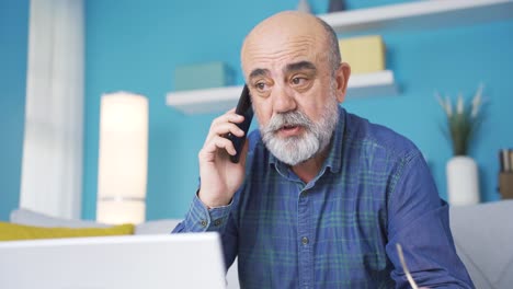 Primer-Plano-De-Un-Anciano-Hablando-Por-Teléfono.