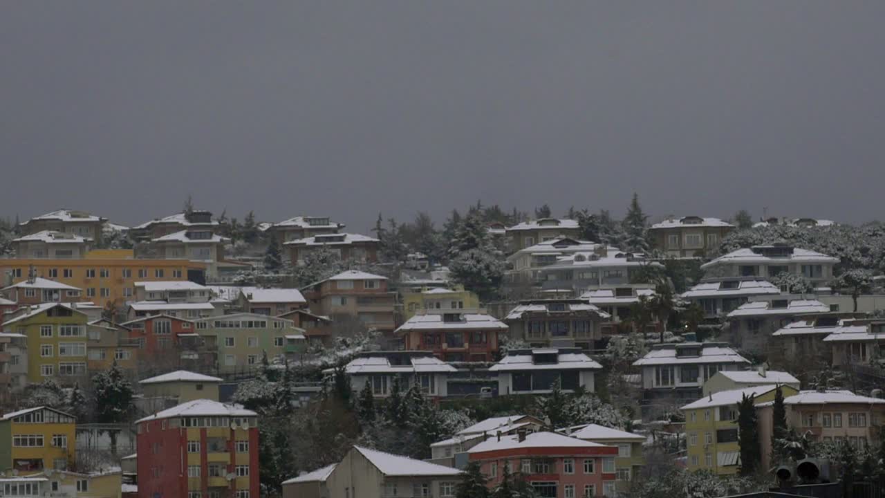 다채로운 건물 들 이 있는 눈 인 도시 풍경