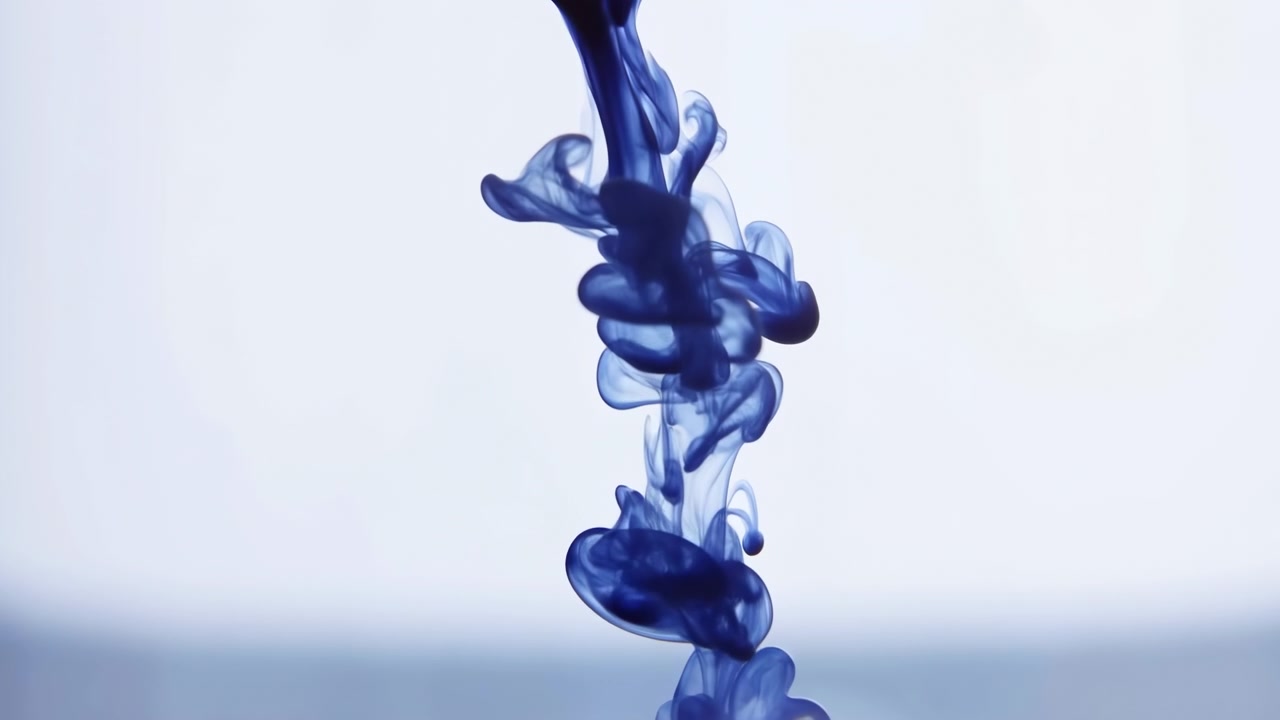 Pennacchio verticale centrato di inchiostro blu navy saturo che si dispiega su uno sfondo da studio luminoso quasi bianco, formando lobi stratificati, nastri fluidi, delicati riflessi traslucidi e un calmo contrasto astratto.