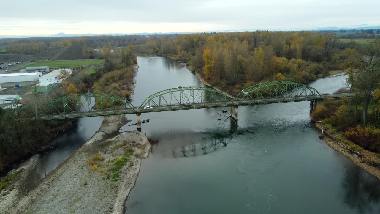 Yhdysvallat, Oregon, Harrisburg, 2025-11-23 – Ilmakuva dronella Wilamette-joen rautasillasta Kolmannella kadulla, syksyllä