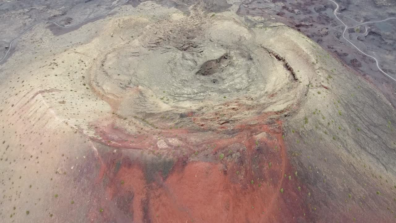 스페인 카나리아 제도의 거대한 붉은 화산과 고독한 도로의 공중 드론 영상