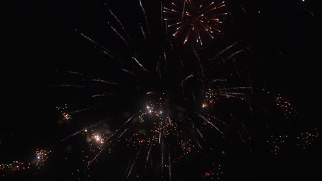 coloridos fuegos artificiales en el cielo durante la celebración - cámara lenta nocturna