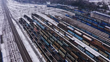 rangées de wagons de marchandises stockés dans la cour de marchandises à katowice pologne