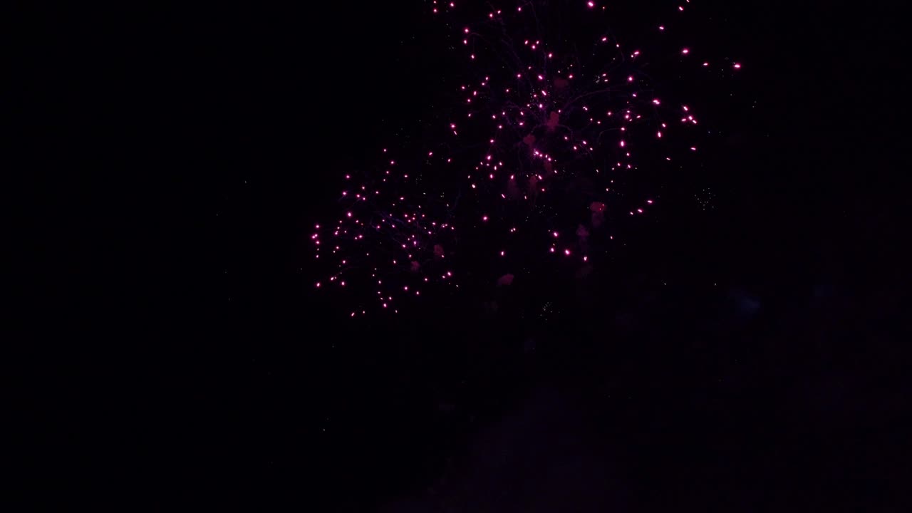 불꽃놀이가 눈부신 디스플레이로 하늘을 밝히고, 텍스트를위한 자유 공간과 함께 추상적인 컬러 불꽃놀이는 배경입니다.