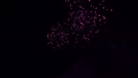 los fuegos artificiales iluminan el cielo con una exhibición deslumbrante. fondo de fuegos artificiales de colores abstractos con espacio libre para el texto. 4k.