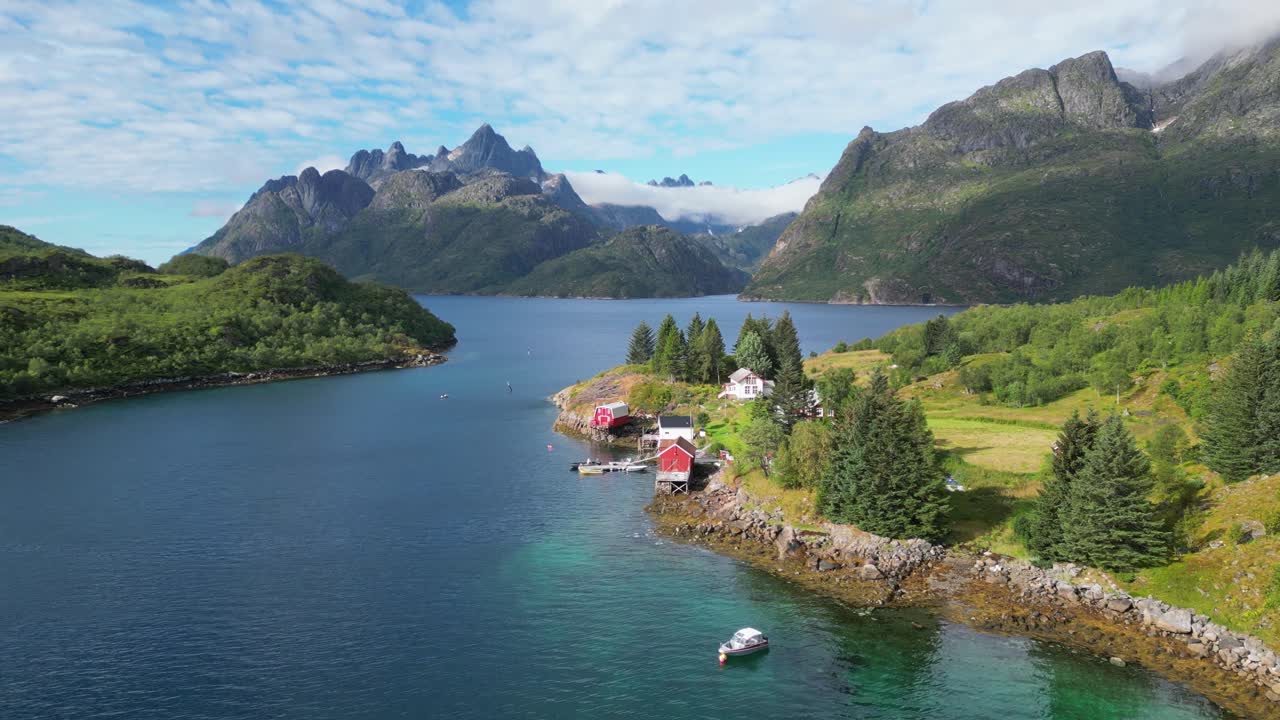 islas lofoten cabañas rojas, casas de vacaciones y paisaje natural en el fiordo en noruega - 4k aéreo