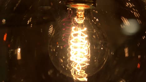 vieja lámpara incandescente. 4k.