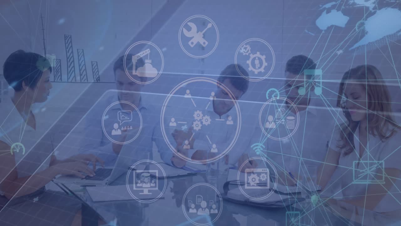 animación de procesamiento de datos e íconos sobre diversas personas de negocios en la oficina