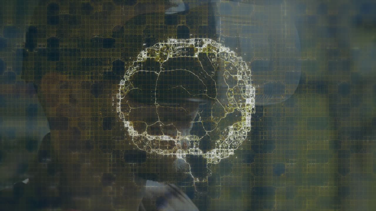 animación del cerebro humano girando y procesando datos sobre un hombre de negocios que lleva auriculares vr