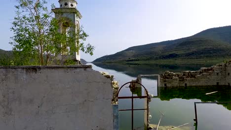 Antigua-Iglesia-Abandonada-Sumergida-Bajo-El-Agua-Del-Embalse-En-Chipre