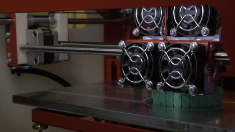 impresora 3d trabajando en la impresión de pulseras femeninas