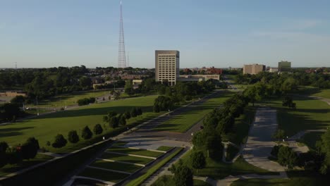 Luftaufnahme-Des-Nationalen-Wwi-Museums-Und-Des-Gedenkparks-In-Kansas-City,-Missouri